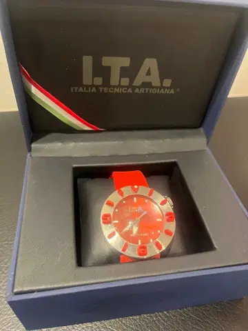 I.T.A. 다이버즈 스타일 시계 레드