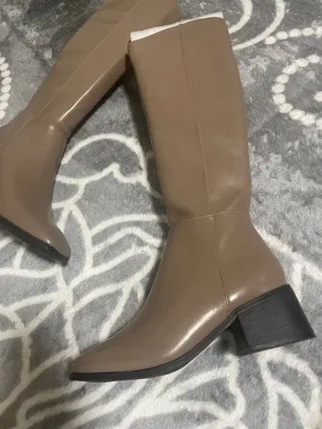 베이지 지퍼 달린 롱 부츠