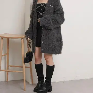 CHICO 브로치 부착 샤기 모헤어 가디건