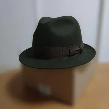 다크 그린 울 햇 브라운 리본 포함