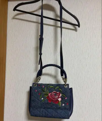 GUESS 자수 데님 숄더백 꽃무늬 자수 데님 숄더백