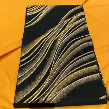 블랙과 금의 물결 무늬 후쿠로 오비