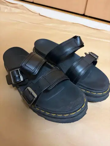 Dr. Martens 블랙 샌들