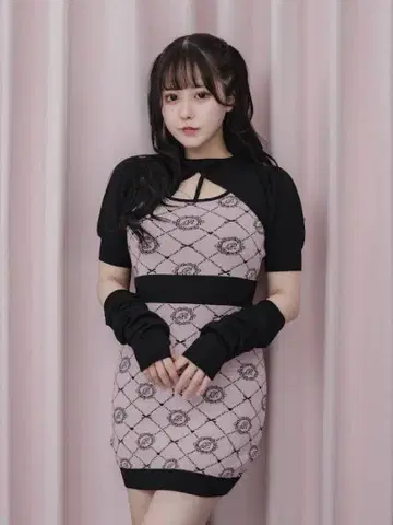 pium 모노그램 컷 아웃 니트 원피스