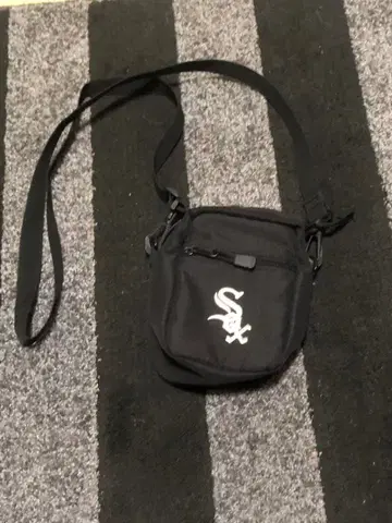 뉴에라 숄더백 로고 포함