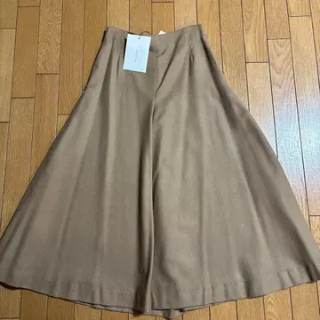 택 포함 새상품 준코 시마다 베이지 플레어 스커트 사이즈 36