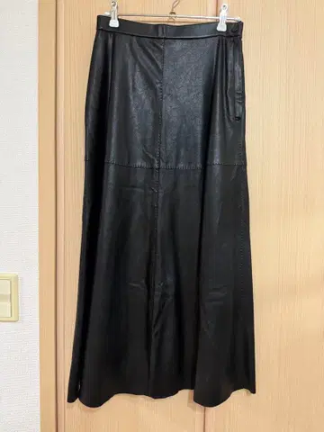 언타이틀 인조 가죽 플레어 스커트