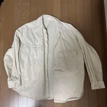 크림색 코듀로이 긴팔 셔츠