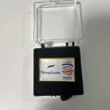 하자품 니나팜 x 프랑스 파빌리온 핀 배지