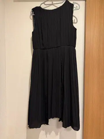 블랙 플리츠 슬리브리스 원피스