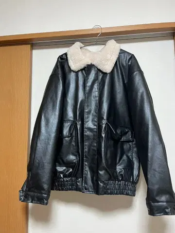 퍼 달린 블랙 가죽 자켓