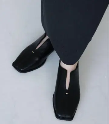 VIVIAN 슬릿 디자인 로퍼 M 사이즈