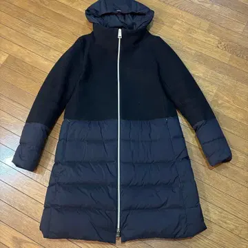 후드 부착 블랙 다운 자켓