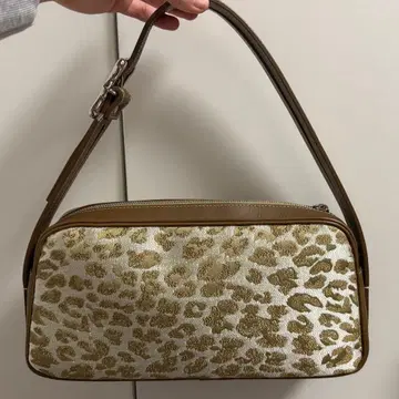 A VACATION 레오파드 무늬 숄더백