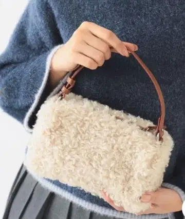 [ 금일 한정 ] 퍼풍 크림색 숄더백