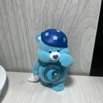 침대 위 베어 피규어 스카이블루