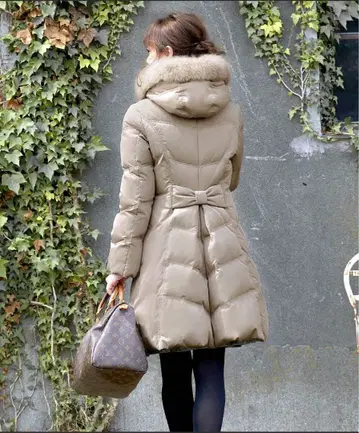 베이지 후드 부착 다운 자켓