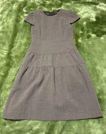 FOXEY 그레이 반팔 무릎 기장 원피스