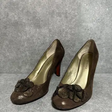 ANTEPRIMA 브라운 계열 가죽 플라워 모티브 펌프스 23.5cm