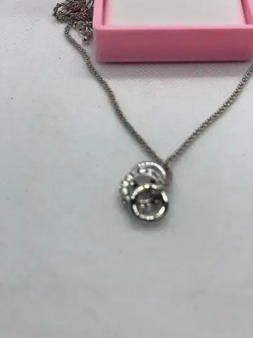 실버 색상의 3중 반지 목걸이