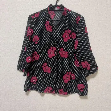 블랙 베이스 꽃무늬 도트 블라우스 루즈핏 실루엣