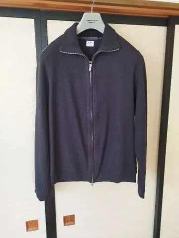 C.P. COMPANY 다크 그레이 집업 스웨터