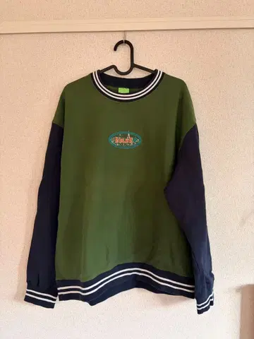 HUF 시티 라이트 크루넥 트레이닝복 맨투맨