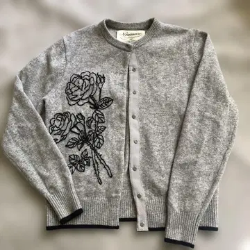 새상품급 Nesessaire 장미 자수 가디건 38