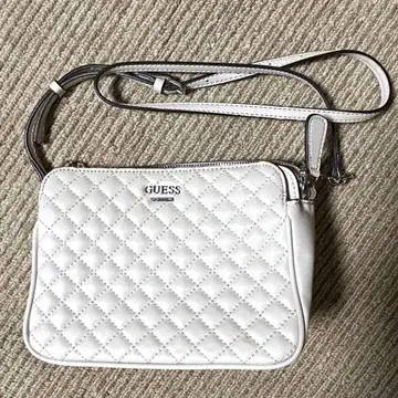 GUESS 퀼팅 숄더백 화이트
