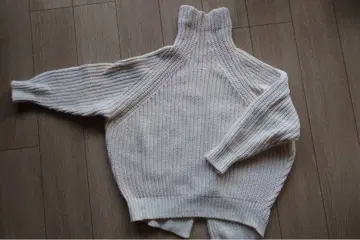 PRISTIN 크림색 하이넥 니트 스웨터