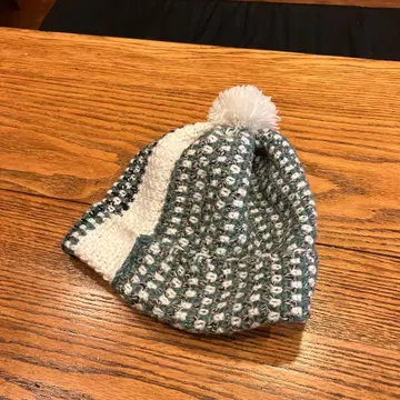 폼폼 포함 니트 모자 그레이와 화이트