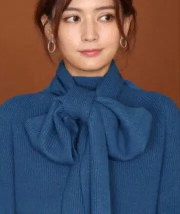 스콧 클럽 페넬 보타이 머플러 부착 보틀넥 니트