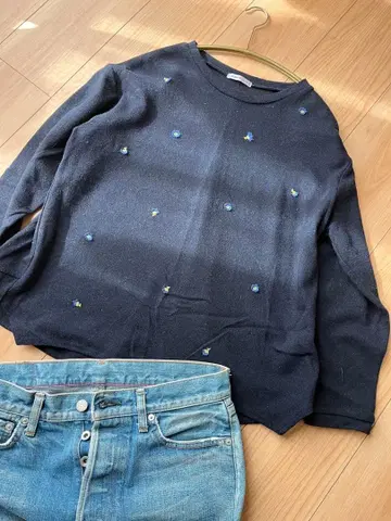 스웨터 니트 꽃 자수 패턴 네이비 내추럴