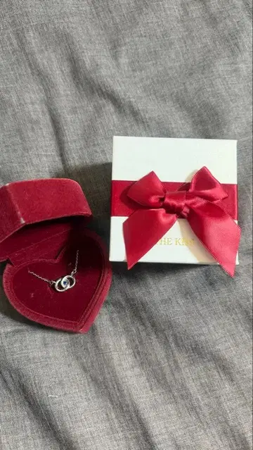 더 키스 목걸이