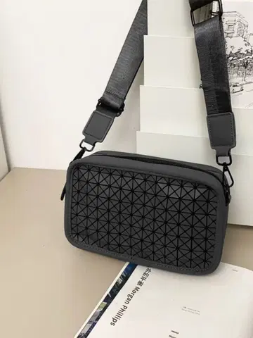 새상품 지오메트릭 패턴 숄더백 그레이