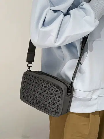 새상품 지오메트릭 패턴 숄더백 그레이