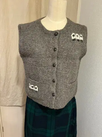 양 자수가 놓인 그레이 베스트