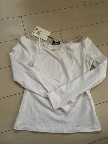 미사용 새상품 JACQUEMUS 화이트 오프숄더 T셔츠 S