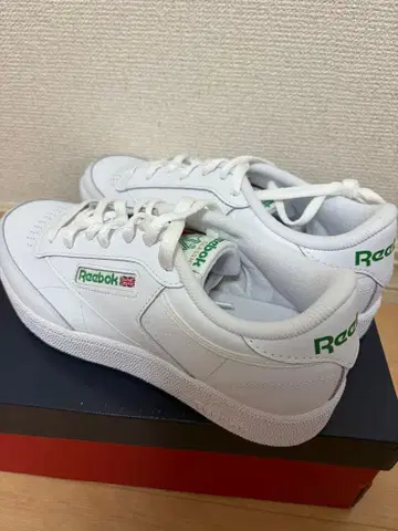 Reebok 화이트 스니커즈