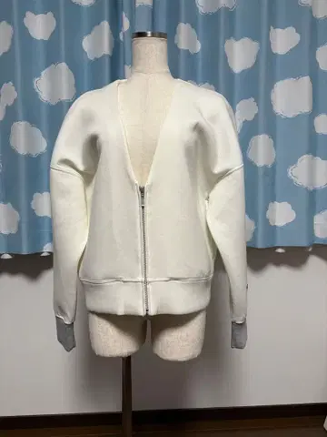 화이트 맨투맨 자켓 V넥