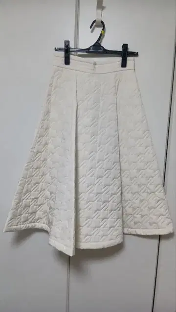 아이보리 퀼팅 플레어 스커트 사이즈 1