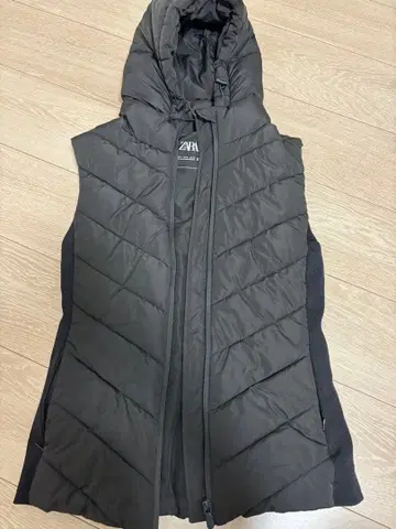 [ ZARA ] 후드 부착 블랙 다운 베스트