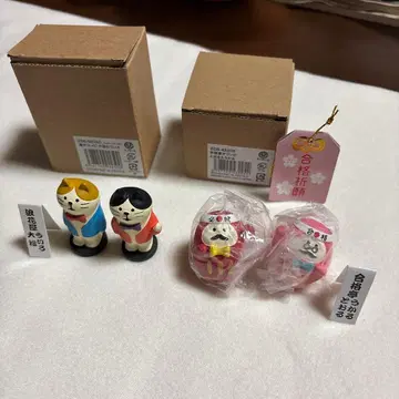 고양이 피규어 2개와 달마 피규어 세트