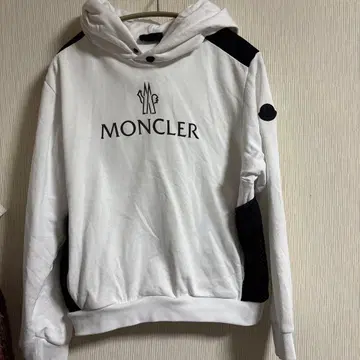 MONCLER 화이트 후드 부착 후드티