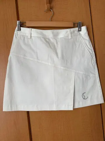 골프용 화이트 스커트 C 로고 포함
