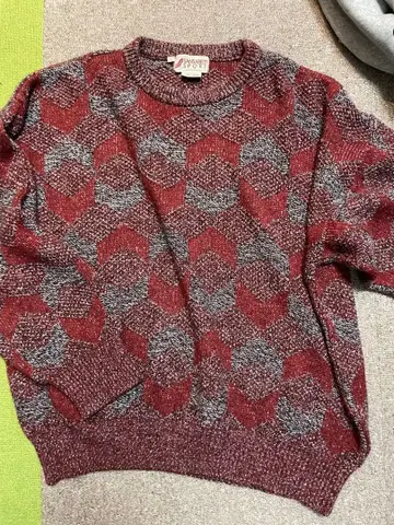 빨간색과 그레이 색상의 육각형 무늬 니트 스웨터