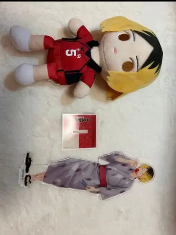 캐릭터 봉제 인형과 아크릴 스탠드 세트