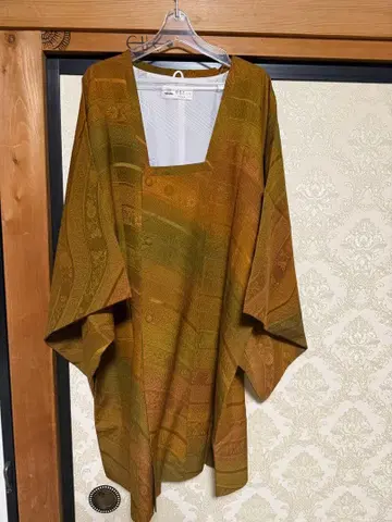 올리브 그린과 브라운의 겉옷