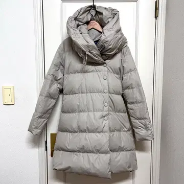 후드 부착 베이지 다운 자켓