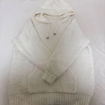아이보리 후드 부착 보아풍 스웨터